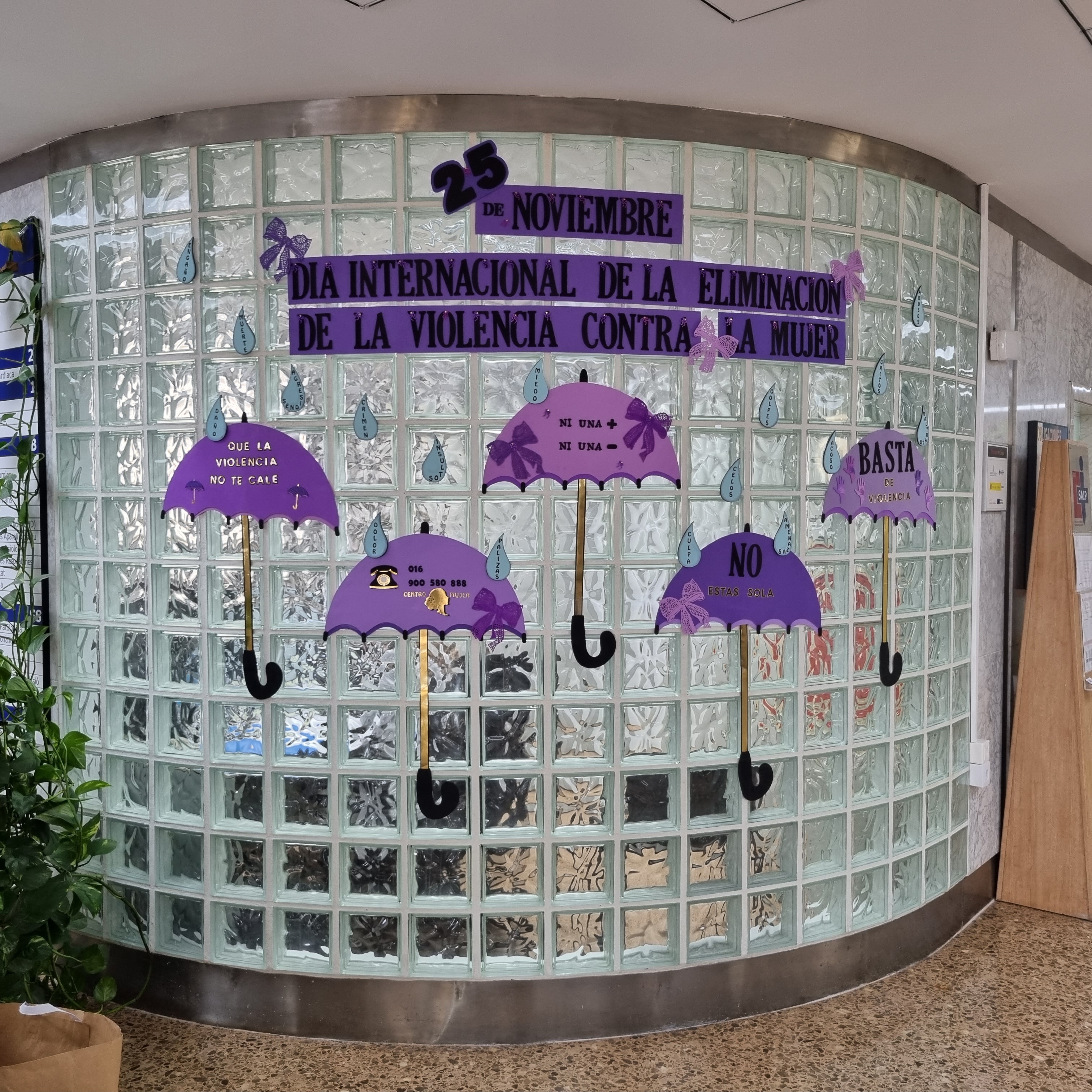 Carteles con forma de paraguas morados con mensajes contra la violencia 