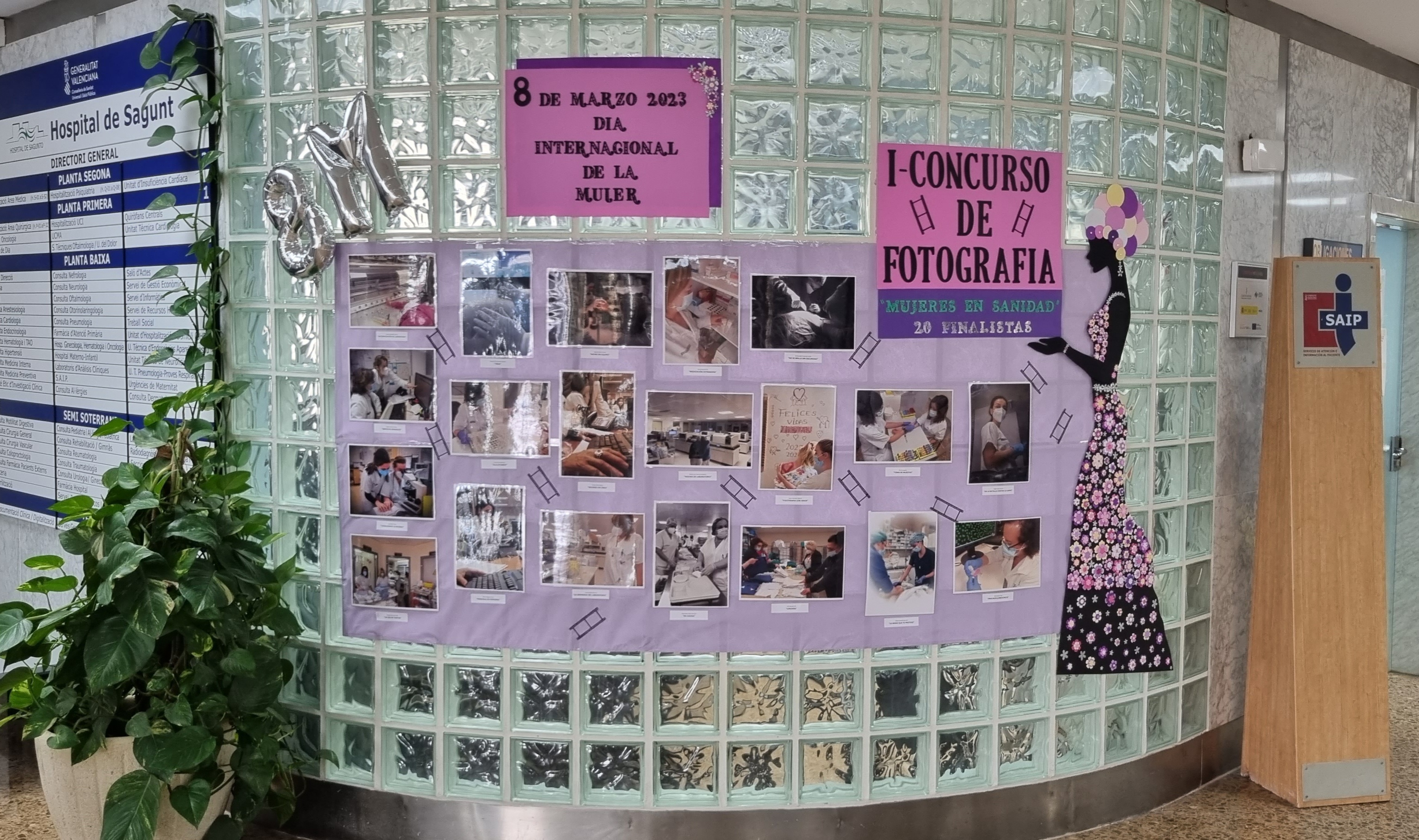 Exposición de las fotografías en la entrada principal del hospital
