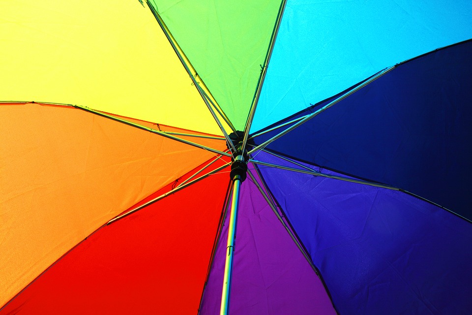Un paraguas de colores abierto visto desde abajo