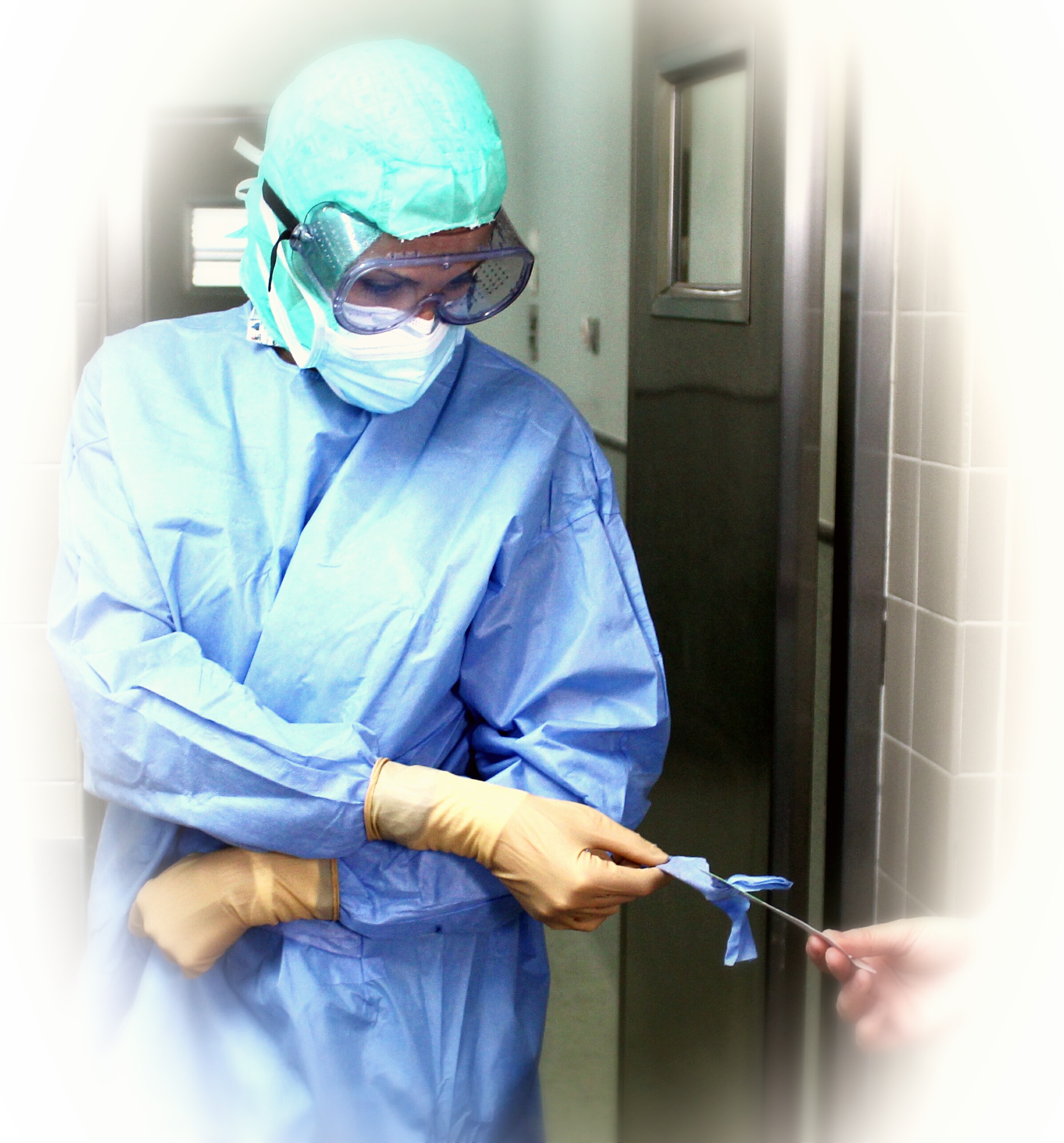 La enfermera Belen Martínez cogiendo un bisturí en un quirófano